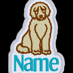 Op de afbeelding: Witte geborduurde patch met een bruine omtrek van een zittende hond. De tekst "Name" is in turquoise onder de hond geborduurd.