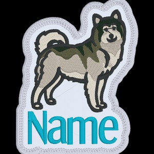 Peut inclure: Patch brodé blanc avec une illustration de chien husky gris et vert et le mot "Nom" en bleu turquoise.