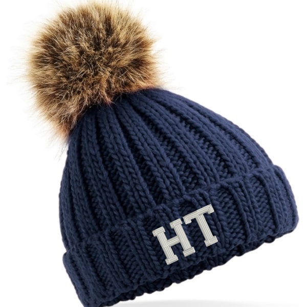 ADULTE Chunky Fausse Fourrure Bobble Hat Beanie avec un nom ou des initiales brodées sur le devant