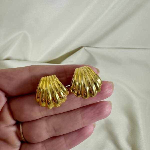 Vintage gold tone chunky shell clip on earrings in near mint vintage condition. Vintage chunky gold jewelry.