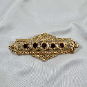 Broche vintage estilo vitoriano em tom dourado e roxo. Excelente estado vintage. Joias vitorianas vintage. Joias de ouro vintage.