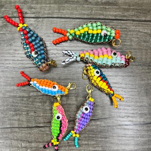 Dije de pez para bolso con cuentas - Dije de pez para llavero - Pez con cuentas - Accesorio para bolsos, carteras y mochilas - Tamaños pequeño y grande