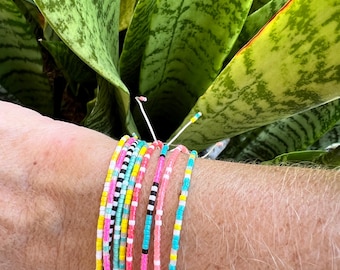 Winzige Perlenarmbänder - Miyuki Delica Perlenarmbänder - Verstellbares minimalistisches Freundschafts-Schmuckgeschenk