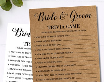 Può includere: Due biglietti del gioco a quiz per un matrimonio, uno bianco e uno marrone. I biglietti contengono domande sulla sposa e sullo sposo, con spazio per scrivere le risposte. Il testo "Bride & Groom Trivia Game" è in alto.