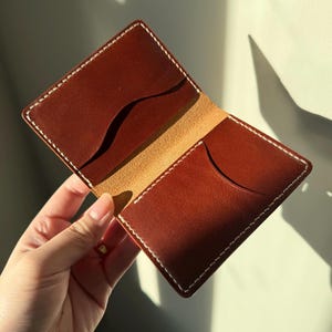 Minimalistische zweifache Brieftasche, handgefertigt in Kanada aus italienischem Vollnarbenleder, schmale Vordertasche, passt für mehr als 8 Karten und gefaltetes Bargeld