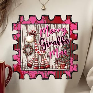 Puede incluir: Una sudadera beige con un diseño festivo. El diseño incluye una jirafa con una corona navideña y un árbol de Navidad, junto con el texto "Merry Giraffe Mas" en un marco decorativo. La jirafa tiene lunares rojos y blancos.