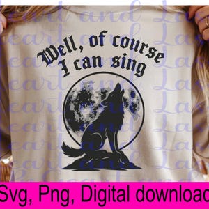 Puede incluir: Sudadera beige con una silueta negra de un lobo aullando frente a una luna llena. El texto "Well, of course I can sing" está arqueado sobre el lobo. Debajo del diseño está el texto "Svg, Png, Digital download".
