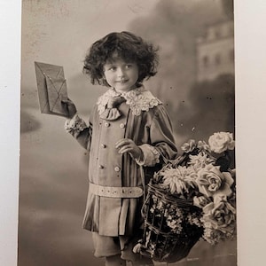 Antike 1914 Real Photo Postkarte Mädchen mit Korb und Brief – Vintage RPPC Kinderportrait Norwegen – Geburtstagsgruß