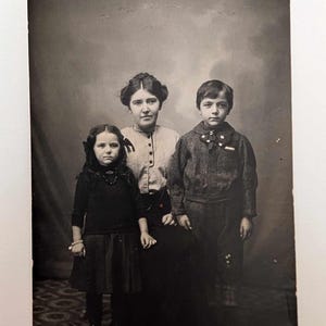 Ancienne carte postale de portrait de famille RPPC 1912 - vraie photo d'une femme avec deux enfants - photographie de studio vintage - message de Noël