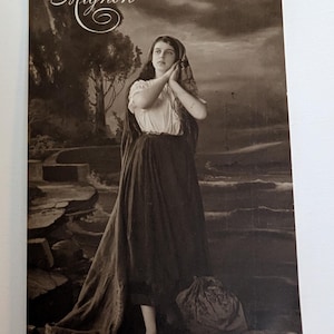 Antyczna pocztówka Mignon z 1913 r. Kobieta nad morzem – prawdziwe zdjęcie RPPC Norwegia używane ze znaczkiem – secesyjna zabytkowa pocztówka z dziewczyną
