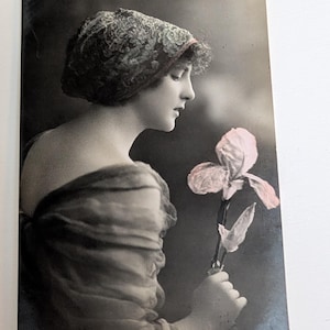 Antyczna ręcznie kolorowana prawdziwa pocztówka fotograficzna z 1910 r. – Kobieta z kwiatem, Norwegia RPPC, koronkowy kapelusz, wysłana do Hønefoss