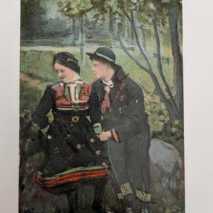 Postal Bunad noruega vintage de 1912: Pareja con traje típico en el bosque. Tarjeta festiva coloreada a mano. Enviada desde Noruega.