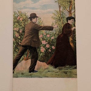 Antyczna pocztówka komiksowa z lat 1900. Mężczyzna goniący kobietę w ogrodzie – humor vintage, podzielony tył, wielojęzyczne efemerydy