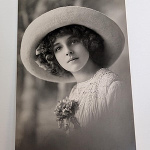 Cartão postal antigo RPPC, menina de chapéu, segurando flores, vestido de renda em relevo, PFB, retrato de estúdio fotográfico real, Alemanha