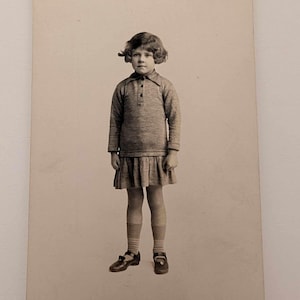 Cartão postal antigo de menina RPPC em vestido com foto real por S.J. Muir Fotógrafo Reino Unido c1910s Cartão grosso