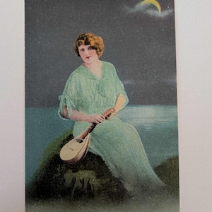 Carte postale Art nouveau Femme avec mandoline au clair de lune – Carte postale vintage romantique des années 1920 colorée à la main