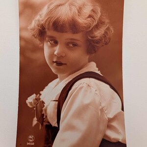Cartolina fotografica antica con foto autentica di una ragazza con una rosa, P.C. Paris 1452, realizzata in Francia, ritratto di bambino vintage in tonalità seppia RPPC