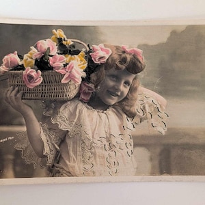Antike Foto-Postkarte Mädchen mit Hortensien – Handkoloriertes Stebbins 202 RPPC Französisches Vintage Kinderporträt
