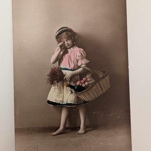 Ancienne carte postale photo réelle fille avec panier de fleurs RPPC teintée à la main des années 1910 voeux d'anniversaire Norvège nordique