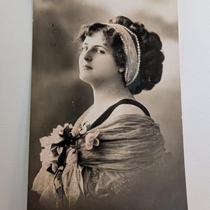 Postal con foto real eduardiana de Mujer con perlas, 1906, Retrato glamoroso, RPPC, Noruega, enviada por correo