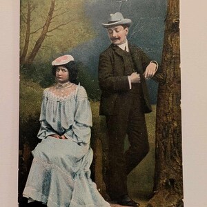 Cartolina edoardiana 1908 – Coppia litografata a colori in una scena di foresta, effimera antica dei primi del XX secolo, spedita in Norvegia