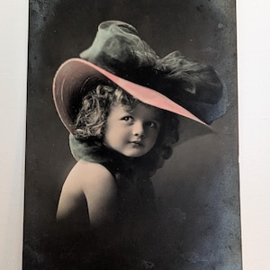 Ragazza RPPC d'epoca con grande cappello – Cartolina fotografica autentica colorata a mano – Stile glamour francese dei primi anni del 1900