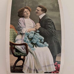 Couple de cartes postales romantiques édouardiennes avec des fleurs - Carte postale ancienne teintée à la main, timbre Norvège des années 1900 (déchiré)