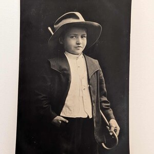 Foto real de um menino de cartão postal com guarda-chuva – RPPC vintage dos anos 1900, retrato antigo por National No. 638