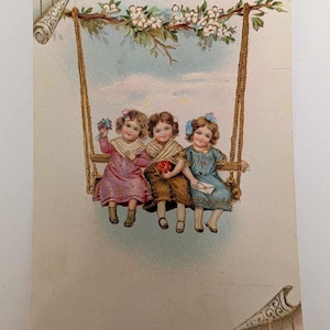 Jahrgang 1914 geprägte Postkarte von drei Mädchen auf Schaukel - bunte antike Geburtstagskarte - norwegische Geschriebene Nachricht