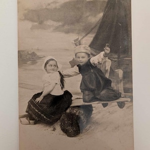 Postal de niños holandeses (RPPC), escena de barco en los Países Bajos, década de 1900, foto real vintage, vestimenta tradicional, postal con foto antigua