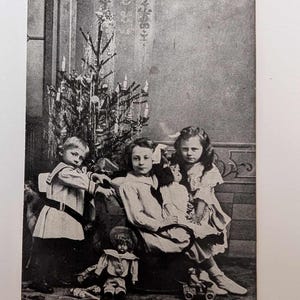 Postal navideña antigua de 1909 con niños y juguetes, tarjeta navideña vintage, tarjeta navideña impresa antigua, Noruega