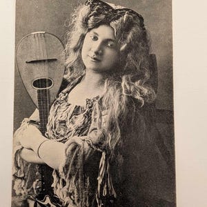 Postal noruega vintage de la década de 1910: Mujer con mandolina. Tarjeta fotográfica antigua. Brevkort fra Norge. Tema musical eduardiano.