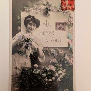 Cartolina francese d'epoca Je Pense à Vous – Donna romantica con fiori – Inizio del 1900, colorata a mano RPPC – JAK Paris – Spedita in Svizzera