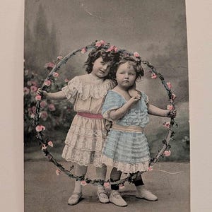 Cartolina fotografica antica del 1910 / Ragazze colorate a mano con cerchietto floreale / Serie SS B 9174 / Bambini edoardiani RPPC