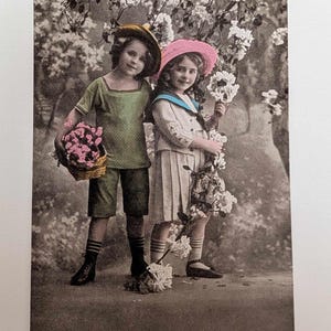 Alte Postkarte von 1918 mit Kindern, handkolorierte Blumenszene, Geburtstagswünsche an Ragnhild, norwegischer Stempel