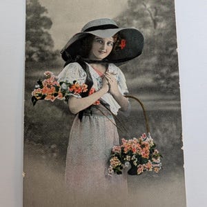 Vintage 1910s kolorowa pocztówka dziewczyna z kwiatami duży kapelusz Norwegia używany 3173/5 Stavanger Anuluj, styl secesyjny