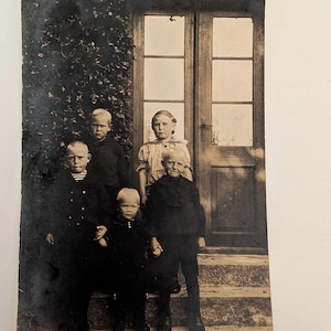 Antikes echtes Foto Postkarte von fünf Kindern auf Stufen – RPPC frühes 1900s Familienporträt – Vintage skandinavisches Foto