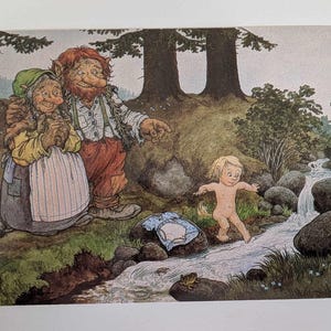 Rolf Lidberg Troll Postkarte – Första Doppet Nr. 2 – Erstes Bad im Strom – Süßes Trollbaby – Kunstdruck schwedischer Folklore