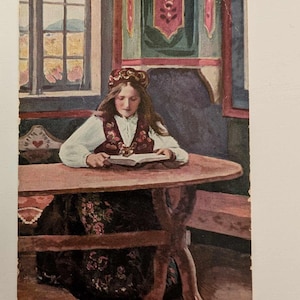 Vintage norwegische Postkarte Mädchen im Bunad-Lesebuch - frühe 1900er Folk-Interieur-Szene - skandinavische Volkskunst-Karte