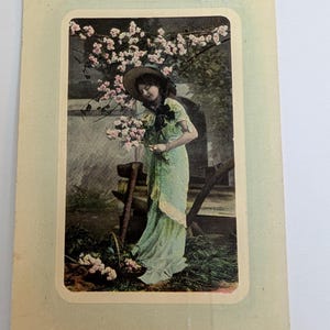 Ręcznie barwiona pocztówka z dziewczyną w zielonej sukience pod kwitnącą wiśnią, Norwegia, stara pocztówka z lat 1910. XX w., wysłana ze Stavanger do Tønsberg