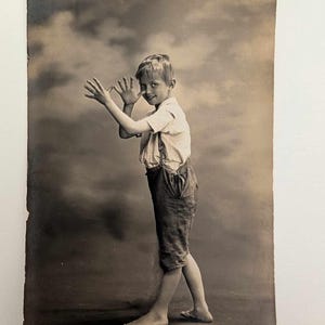 Cartolina d'epoca tedesca RPPC con ragazzo che fa una faccia buffa / Foto reale di una cartolina umoristica per bambini / Cartolina antica Fritzchen Germania