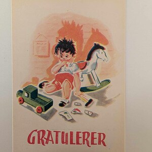 Cartão postal norueguês vintage, menino com brinquedo, cavalo de balanço, caminhão "Gratulerer" P&E Series C20, sem uso, meados do século