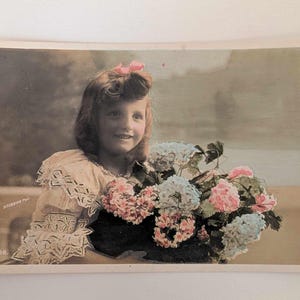 Ancienne vraie carte postale photo fille avec hortensias - Stebbins teinté à la main 202 RPPC Français vintage portrait d'enfant