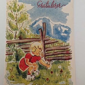 Cartão postal vintage norueguês Gratulerer – Criança colhendo flores em paisagem montanhosa – Série P&E dos anos 1950 C.8 – Norsk Arbeide