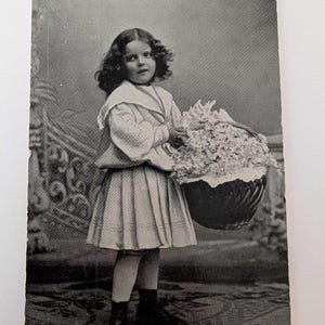 Cartolina d'epoca Ragazza con cesto di fiori – Foto di bambino dell'era edoardiana – Vecchio saluto di Natale – Antica cartolina scandinava