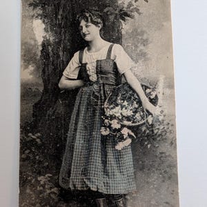 Antike 1910er Jahre norwegische Postkarte Mädchen mit Blumen, traditionelles Kleid, gepostet in 1914, Bunad-Stil, Vintage-Norwegen-Karte