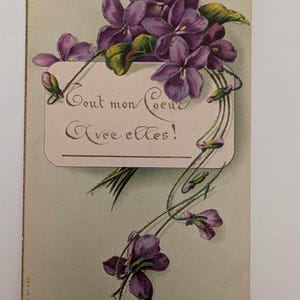 Cartão postal francês antigo com violetas roxas – Tout Mon Coeur Avec Elles – Cartão postal floral eduardiano em relevo – década de 1910