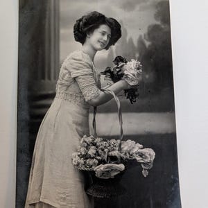 Antica cartolina fotografica RPPC, donna con cesto di fiori, Norvegia 1912, signora edoardiana con bouquet, originale dei primi anni del 1900