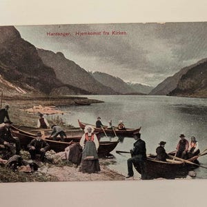Pocztówka Hardanger Norwegia 1907 – Hjemkomst fra Kirken – Vintage nordycka scena ludowa z łodziami i sukienką Bunad