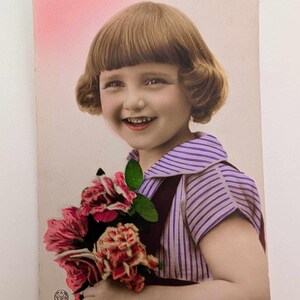 Vintage vraie photo carte postale fille avec des fleurs, teintée à la main, France des années 1920, enfant souriant, RPPC, écriture norvégienne